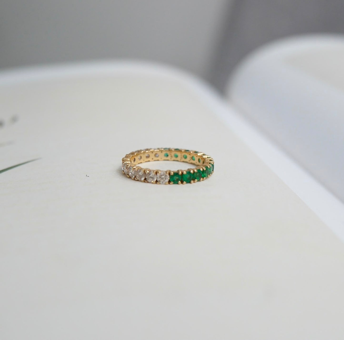 Anillo churumbela mitad diamantes y mitad esmeralda