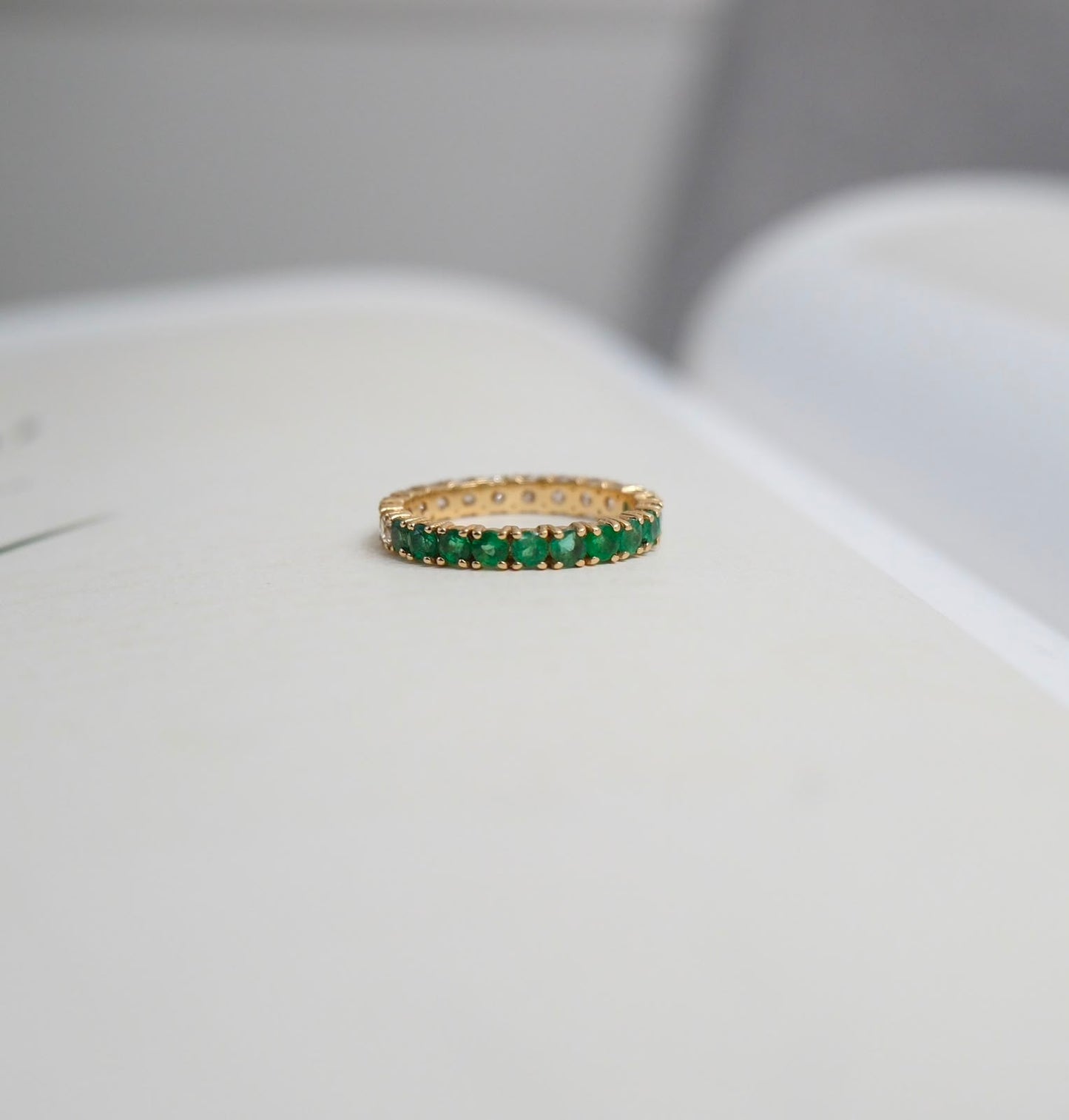 Anillo churumbela mitad diamantes y mitad esmeralda