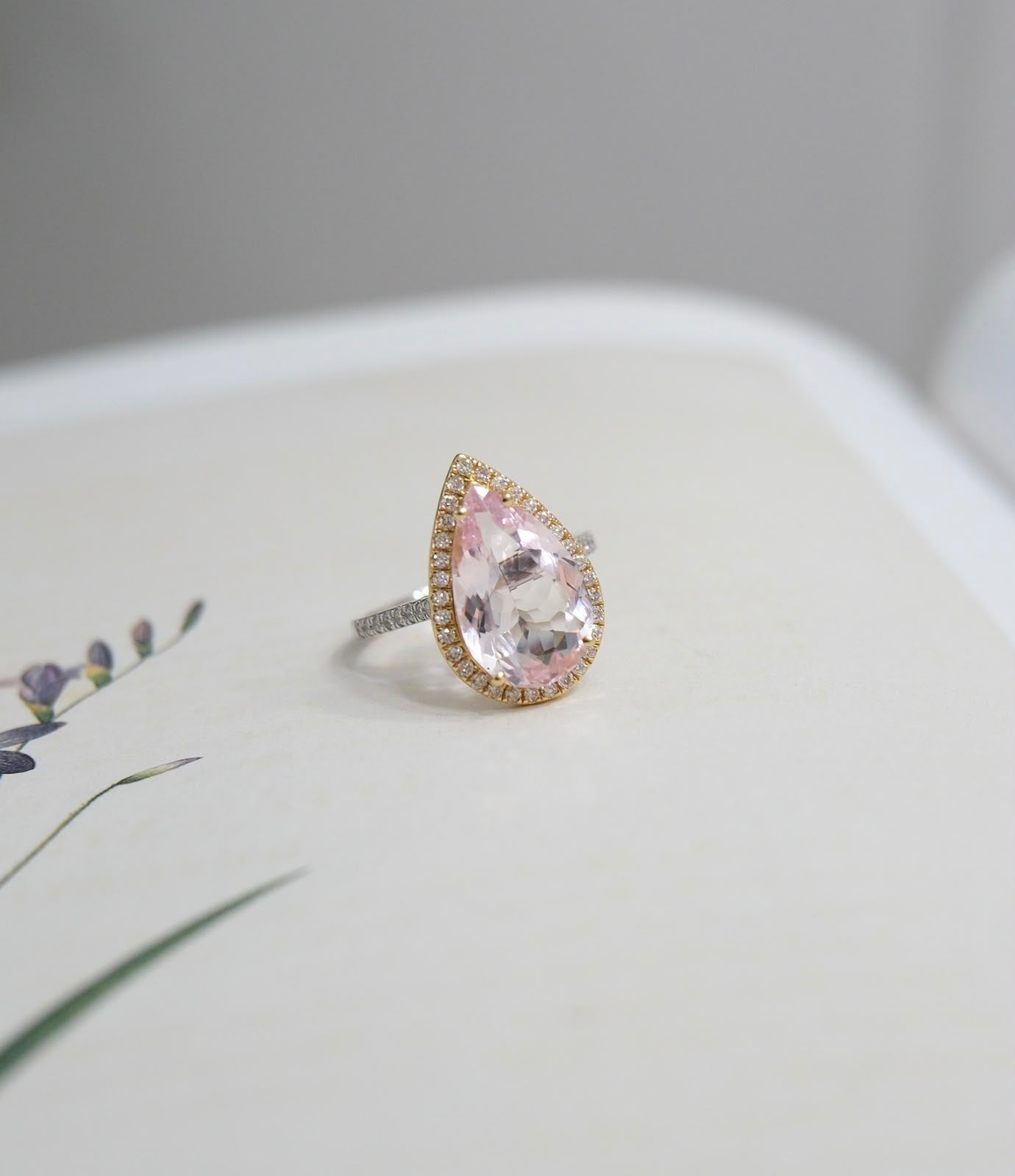 Anillo de kunzita dos tonos