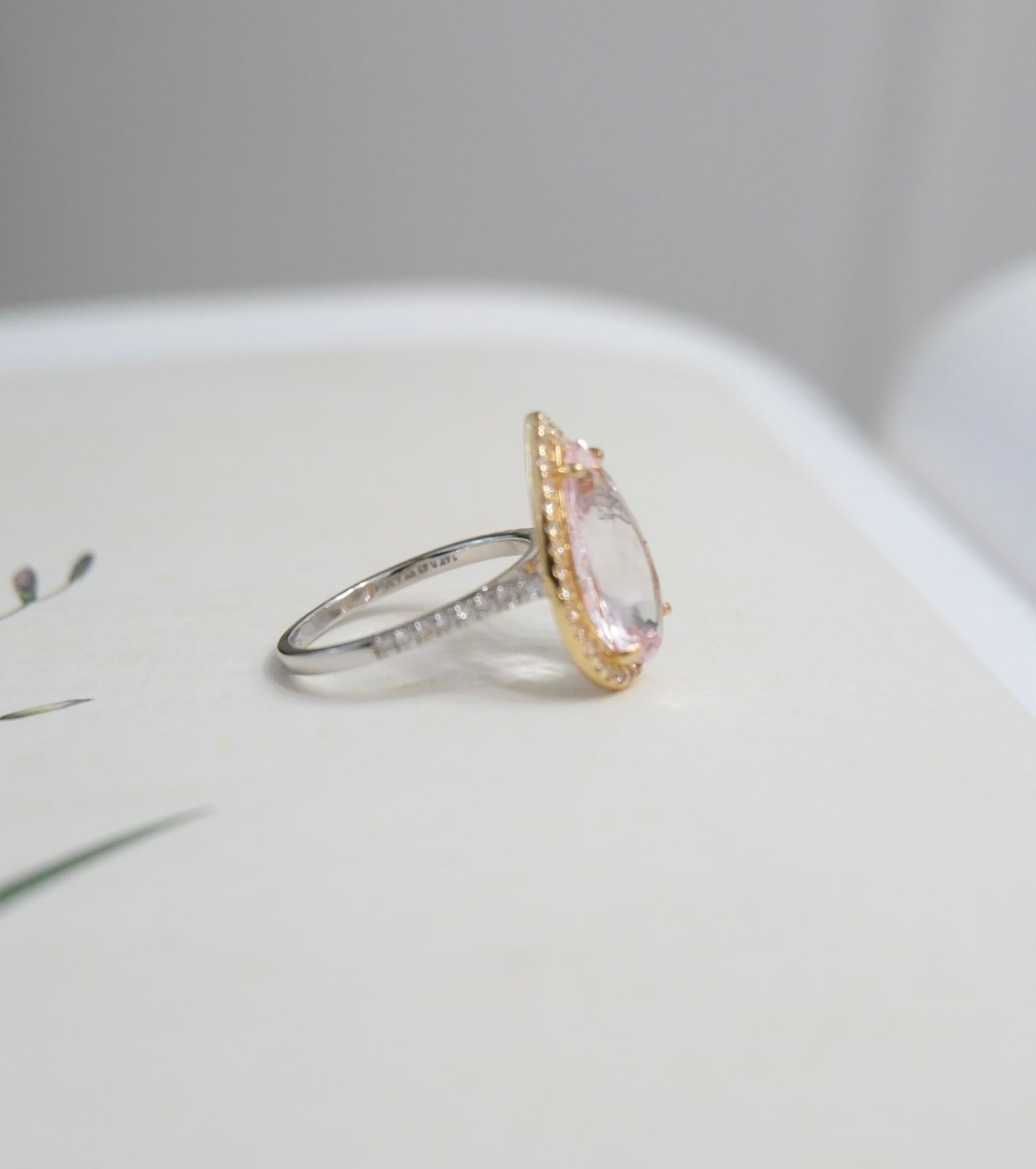 Anillo de kunzita dos tonos