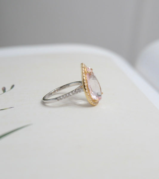 Anillo de kunzita dos tonos