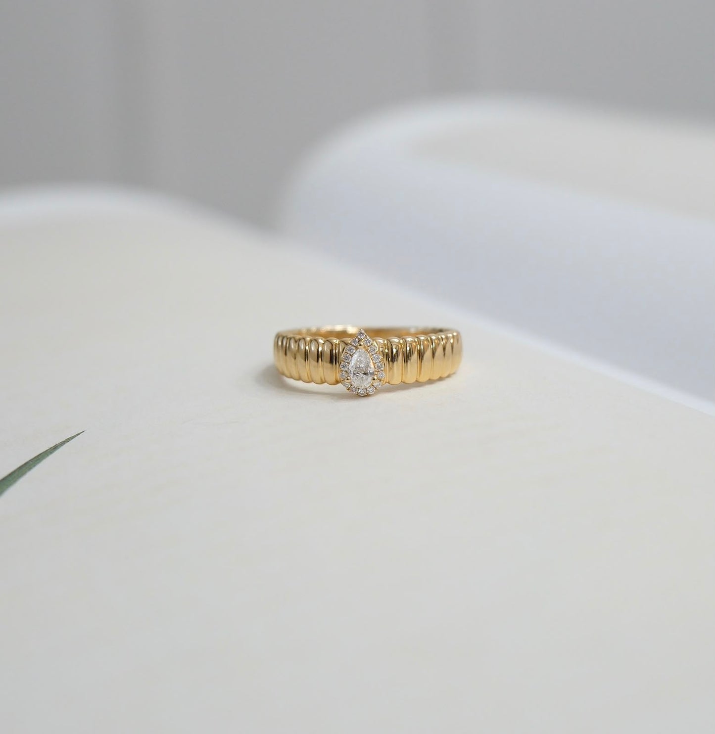 Anillo gajos oro gota diamantes