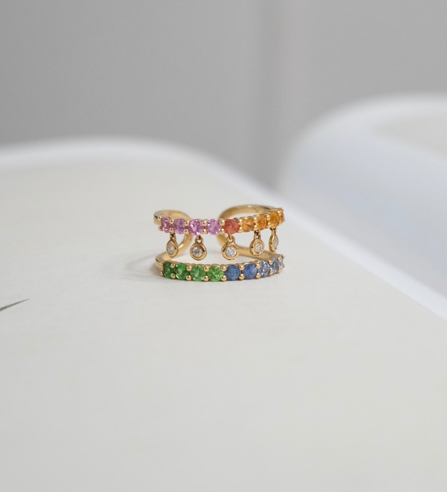 Anillo zafiros de colores y diamantes