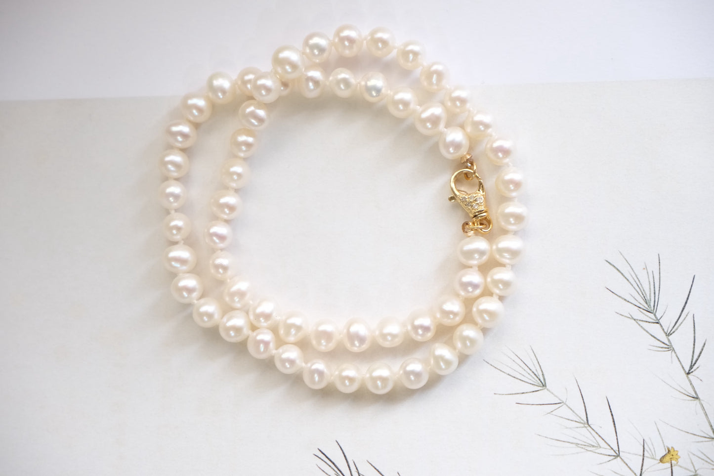 Collar de perlas cultivadas y broche de oro 14k con diamantes naturales