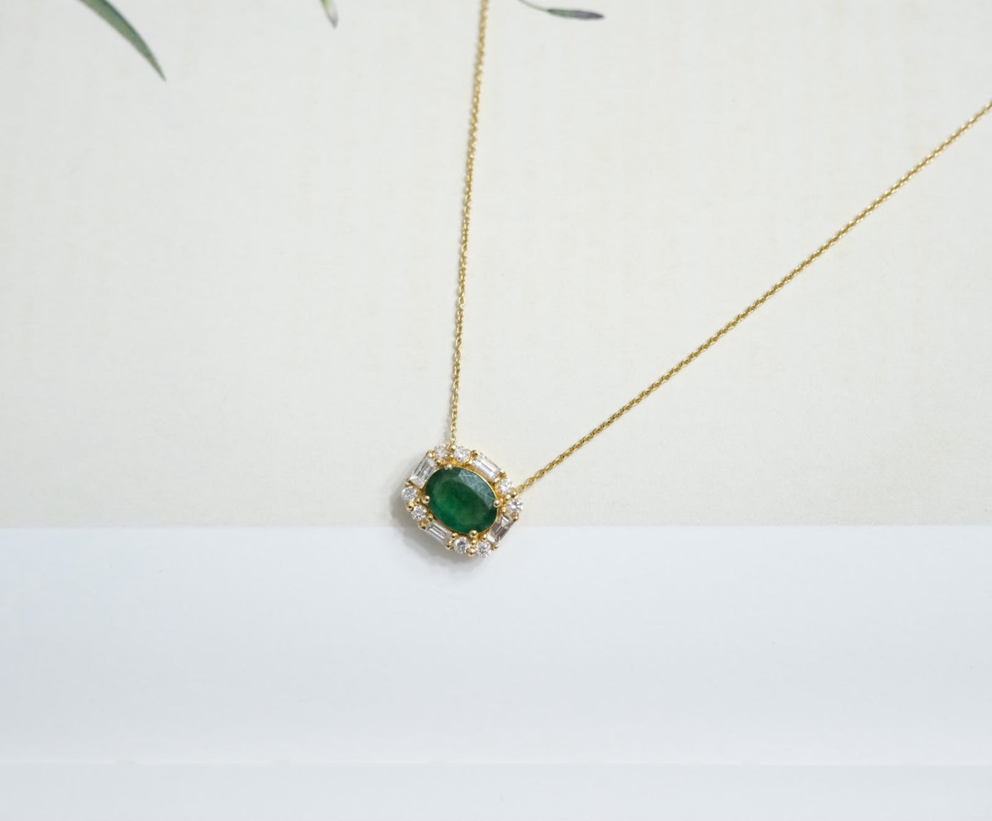 Collar esmeralda oval y diamantes baguettes