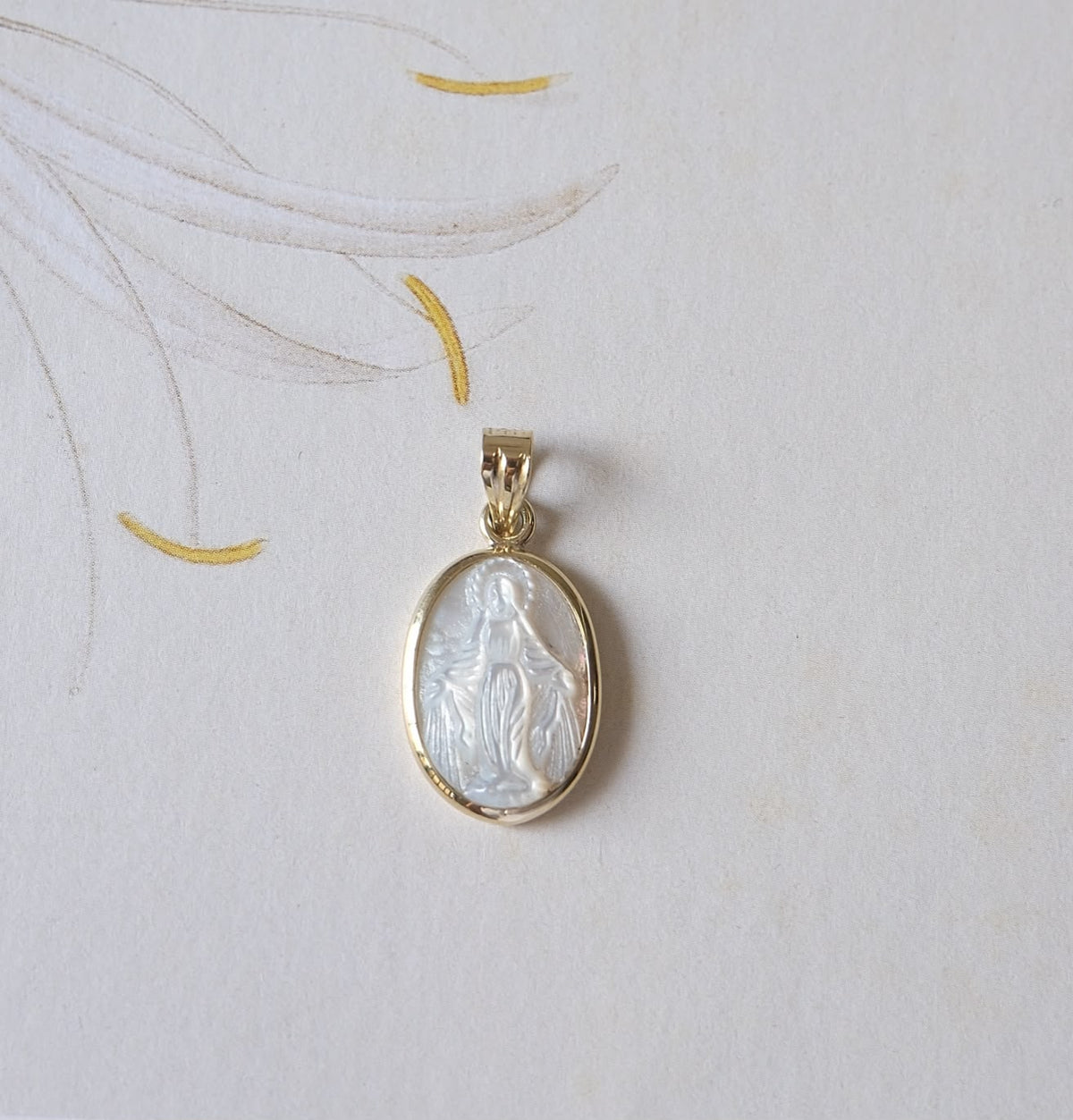 Medalla virgen en madre perla