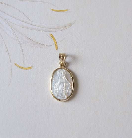 Medalla virgen en madre perla