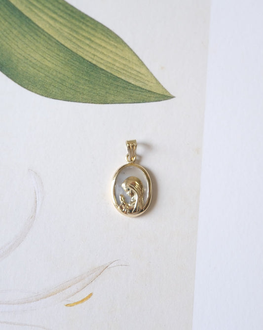 Medalla virgen madre perla oval