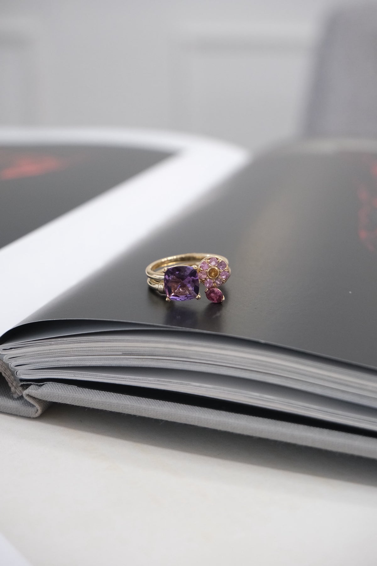 Duo ring amatista, zafiros y rubis
