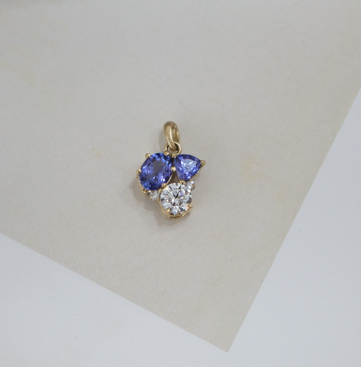 Dije cluster de tanzanitas con diamante de lab