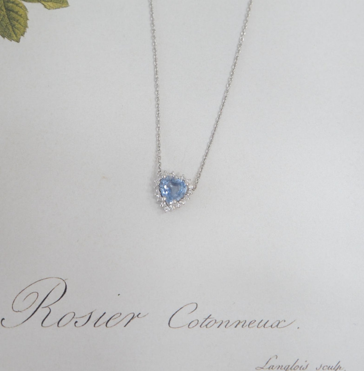 Collar de corazón zafiro claro halo de diamantes 3 uñas