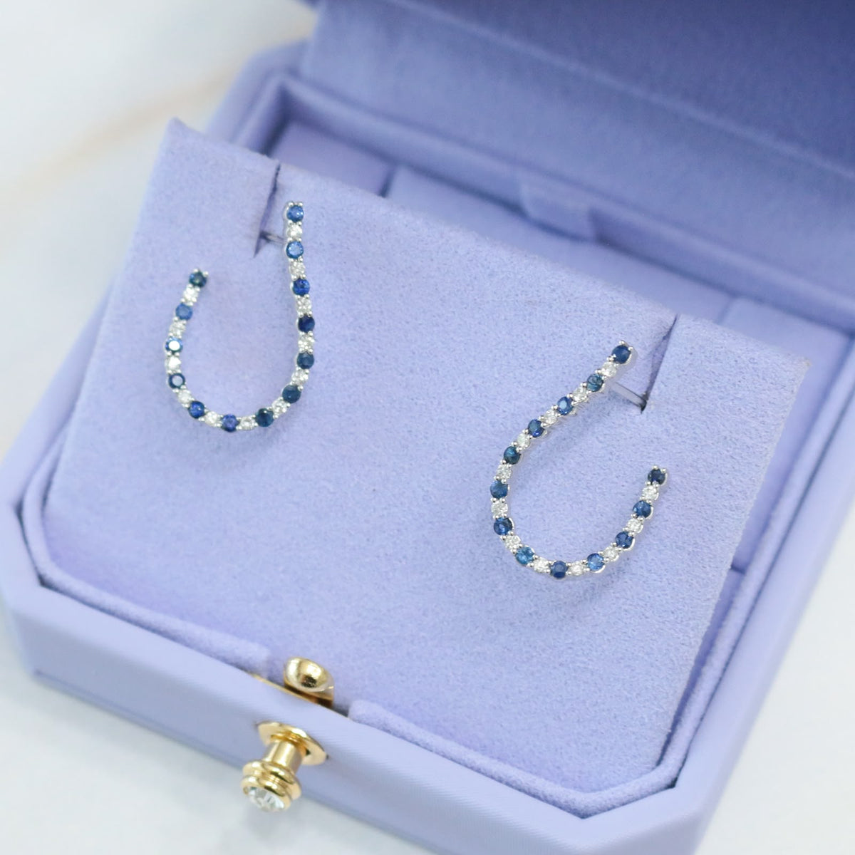 Aretes churros delgados con diamantes y zafiros