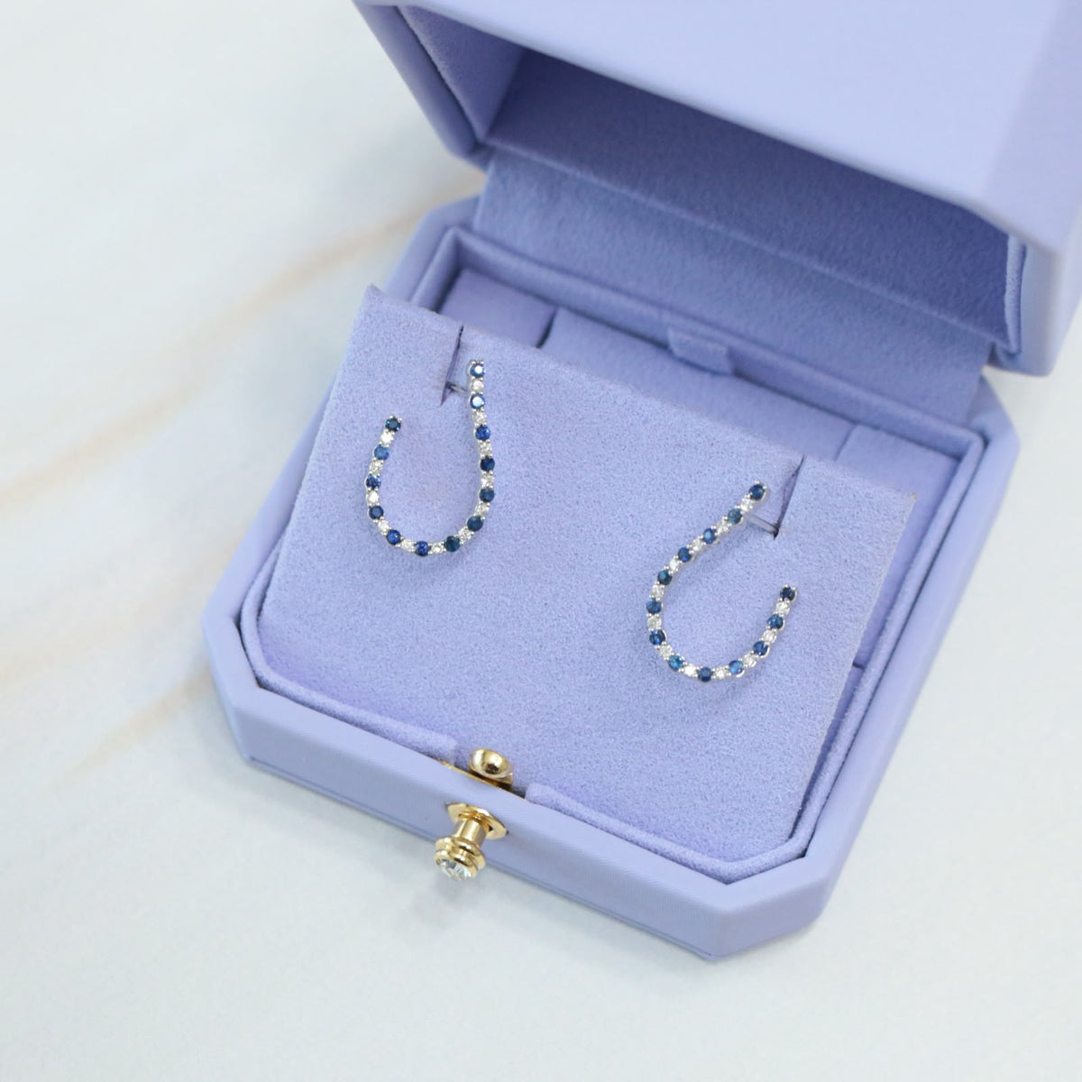 Aretes churros delgados con diamantes y zafiros
