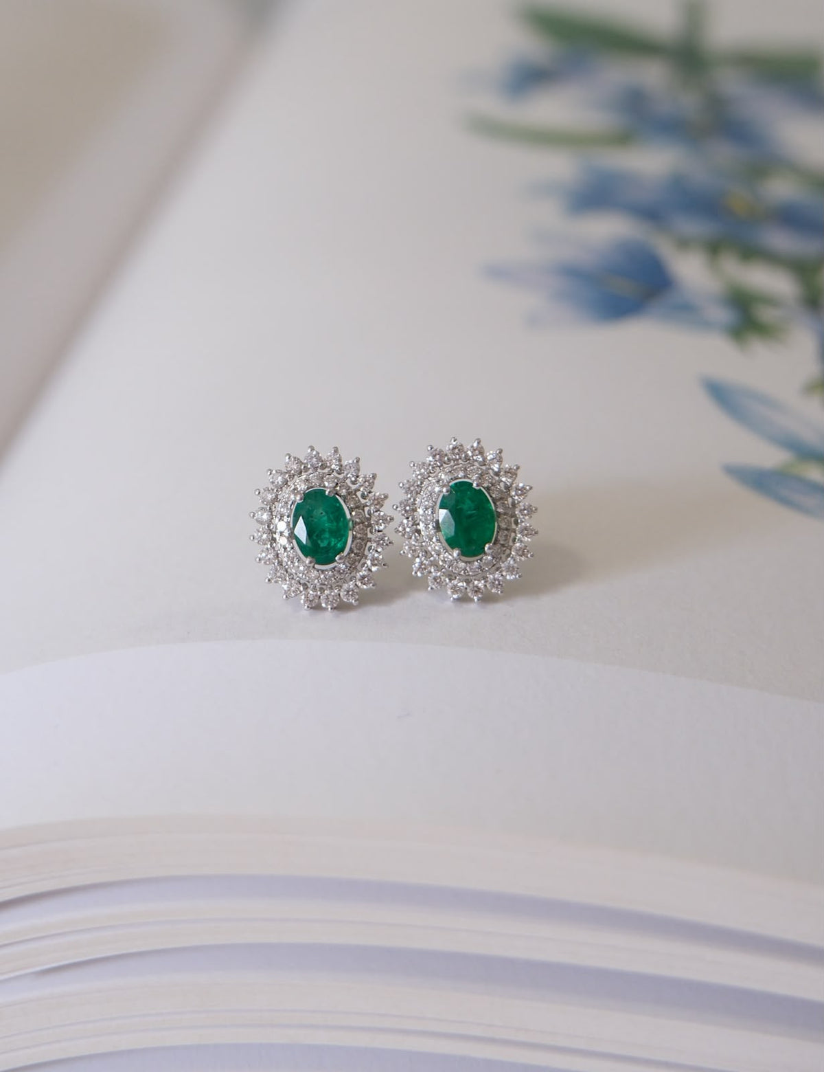 Aretes oval esmeralda doble halo