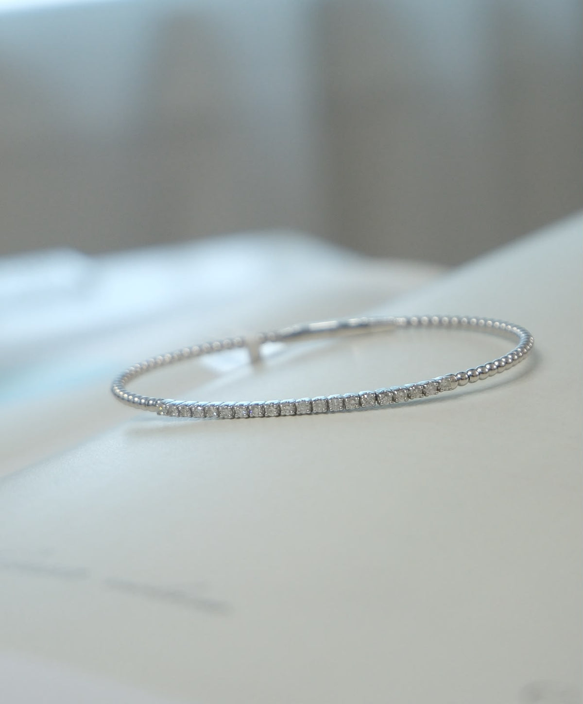 Pulsera bangle bolitas y diamantes