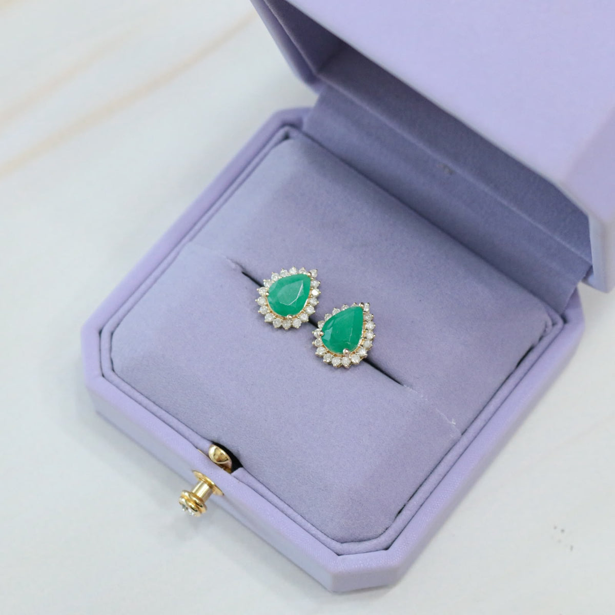 Aretes gotas esmeraldas con halo de diamantes