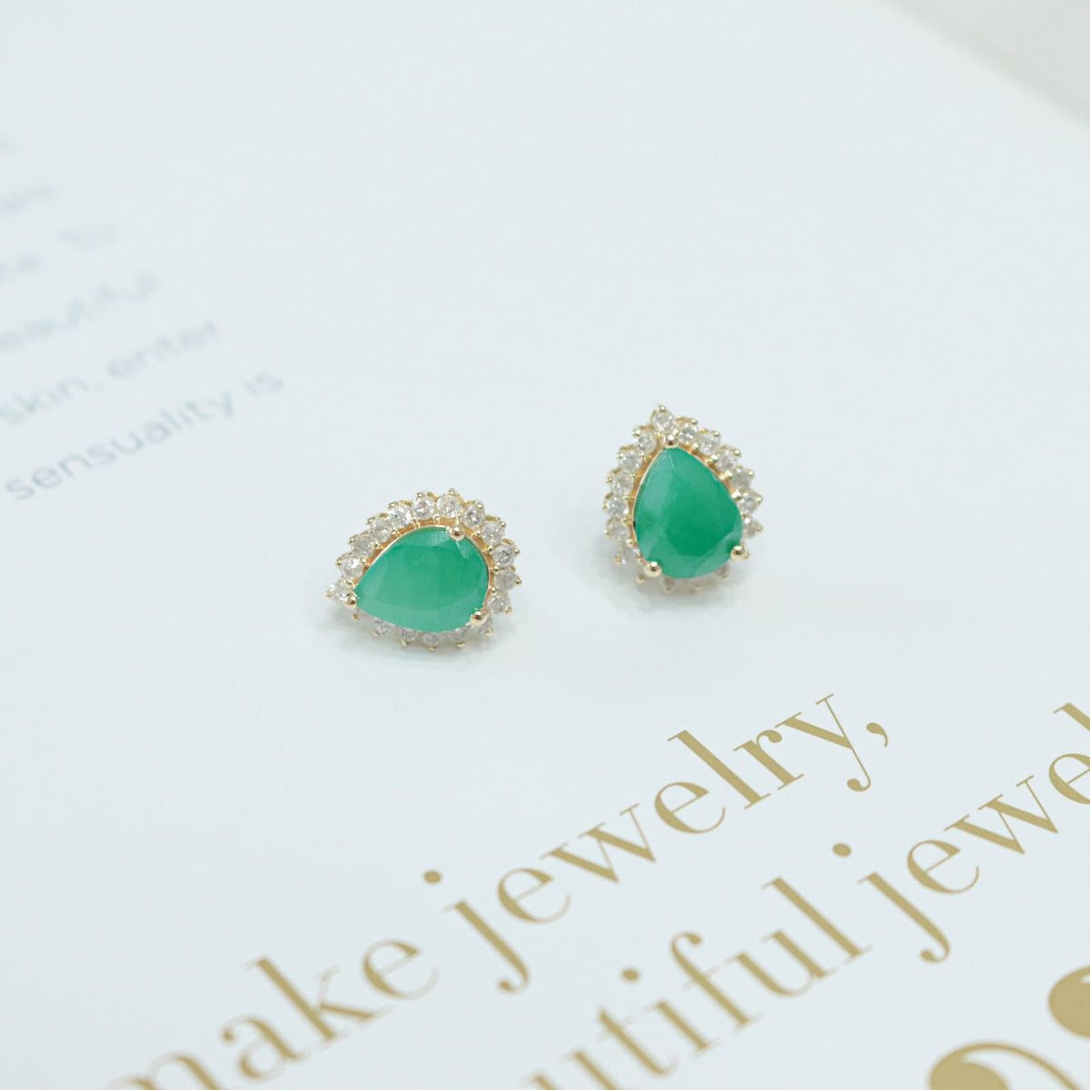 Aretes gotas esmeraldas con halo de diamantes